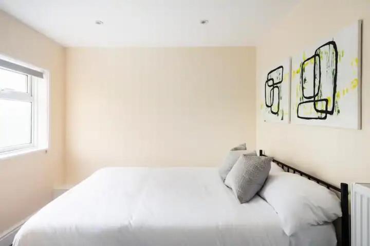 Nice 2 Bedroom House In ストウマーケット エクステリア 写真